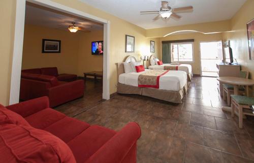 南帕诸岛南帕德里岛华美汽车旅馆的酒店客房,设有两张床和一张沙发