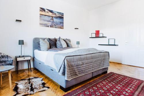 因斯布鲁克Huge Central Designer Loft with Tyrolean Touch , 160m2的一间卧室配有一张床和地毯
