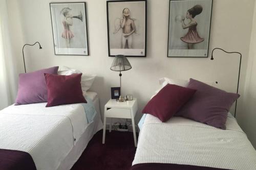 塞勒玛Muramaris的卧室内的两张床,墙上挂有照片