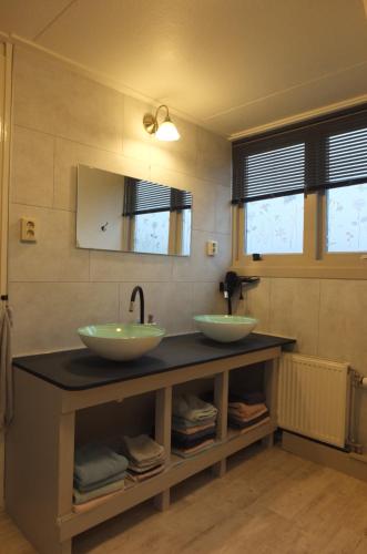 多克姆B&B Ferdivedaasje的浴室内一个台面上的两个水槽