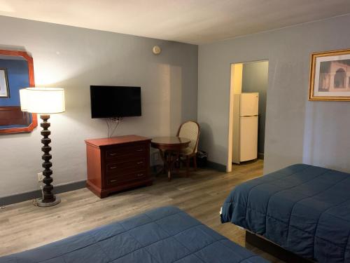 拉斯维加斯市中心汽车旅馆的酒店客房配有一张床和一张书桌及一台电视