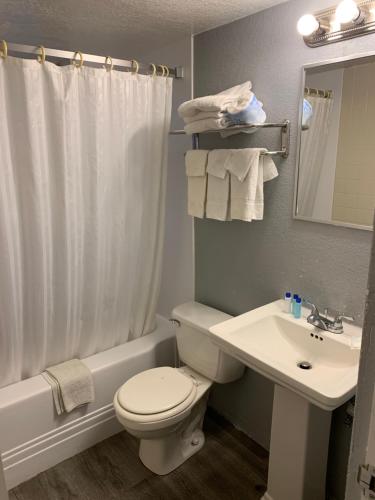 拉斯维加斯市中心汽车旅馆的浴室配有白色卫生间和盥洗盆。