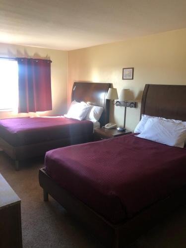 ShelbinaSimple Rewards inn的酒店客房设有两张床和窗户。