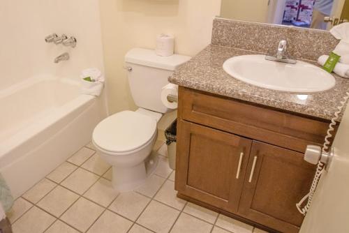 圣地亚哥加州套房酒店的一间带卫生间和水槽的浴室