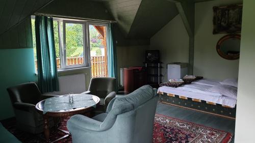 科尔别卢夫OKW Pilsko的卧室配有一张床和一张桌子及椅子