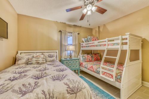 奥兰治比奇Regency Isle的一间卧室设有两张双层床和吊扇