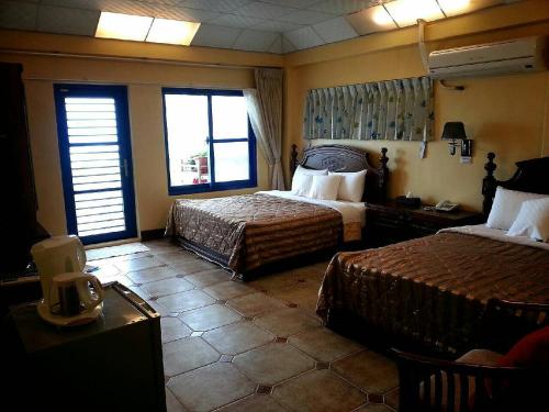 成功镇三仙台海景民宿的酒店客房设有两张床和窗户。