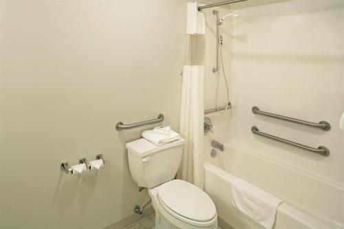 ShelbinaSimple Rewards inn的白色的浴室设有卫生间和淋浴。