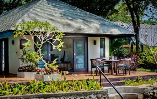 维拉港瓦努阿图华威乐拉冈水疗度假酒店的房屋设有门廊,配有桌椅