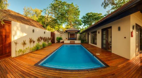 维拉港瓦努阿图华威乐拉冈水疗度假酒店的房屋旁的木甲板上的游泳池