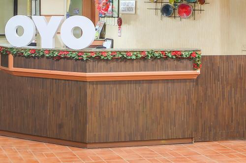 塔比拉兰OYO 499 Le Pensione De San Jose的柜台上方有誓言标的餐厅