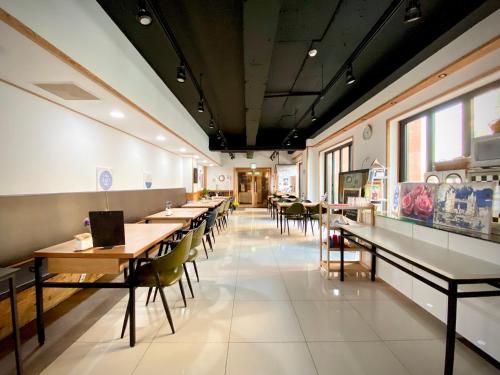 浦项浦项酒店的餐厅内带桌椅的用餐室