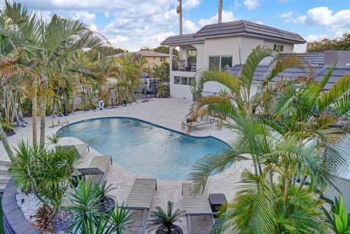 帕诺滩RA suites的享有棕榈树游泳池的顶部景致