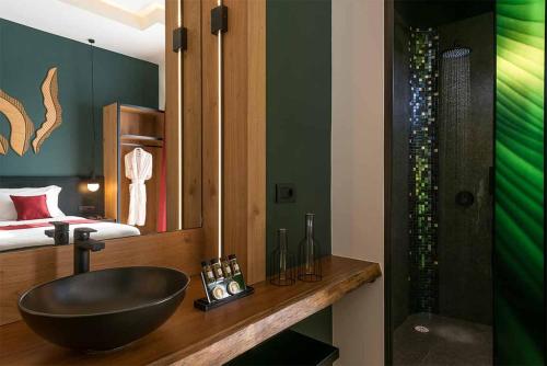 海若克利欧Artion Boutique by Enorme的一间带黑色碗水槽的浴室和一间卧室