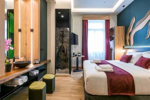 海若克利欧Artion Boutique by Enorme的酒店客房设有一张大床和一间浴室。