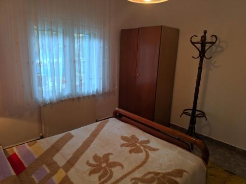 乐托卡亚Leptokarya Rooms的一间卧室配有一张床、一个梳妆台和一扇窗户。