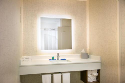 Weston沃索智选假日酒店的一间带水槽和镜子的浴室