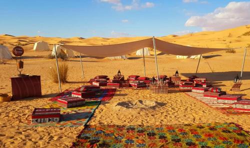 杜兹CAMP ABDELMOULA的沙漠中的一个帐篷
