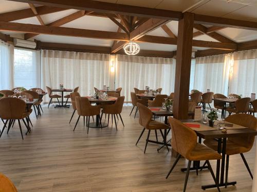 帕尔特奈德利拉斯里莱丝酒店的用餐室配有木桌和椅子