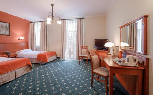 华沙恒曼酒店的酒店客房配有两张床和一张书桌