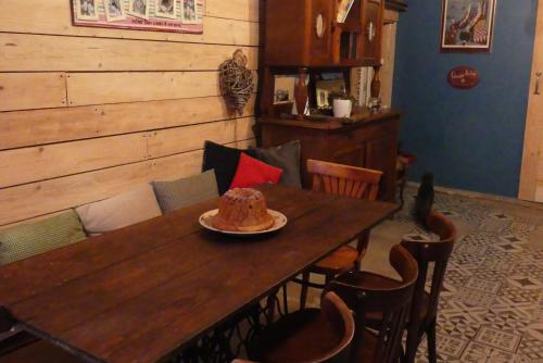 Ban-sur-Meurthe-ClefcyLa grange du kerala的一张木桌,上面有一块盘子上的蛋糕