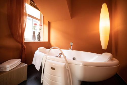 瑟绍东施蒂利亚索瑶会议及度假酒店的带浴缸和窗户的浴室