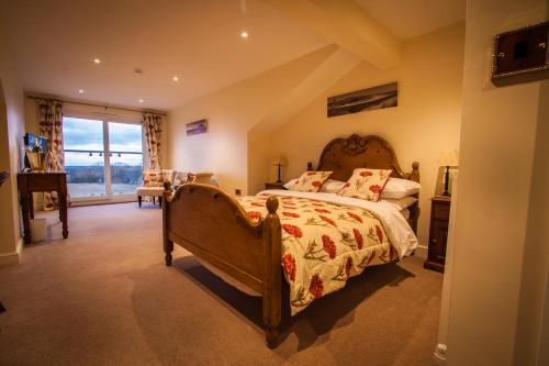 LongframlingtonDene House Farm的一间卧室设有一张大床和一个大窗户