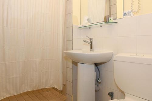 珀斯海景汽车旅馆的白色的浴室设有水槽和卫生间。