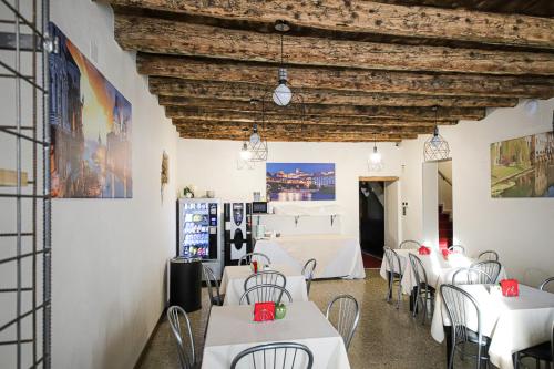 奎托·迪·特雷维索LOCANDA RIGHETTO的一间设有白色桌椅的用餐室