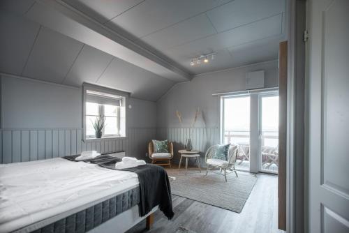 卡琳贡Hotell Käringön的卧室配有一张床和一张桌子及椅子