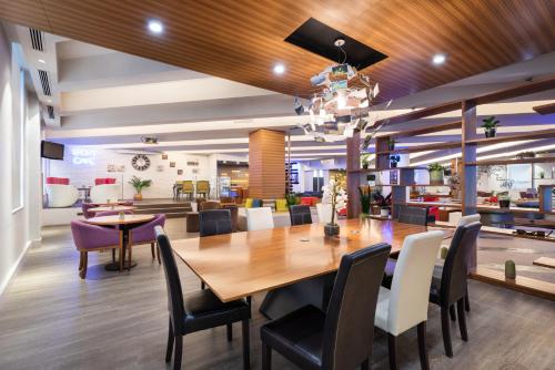 拉科鲁尼亚Exe Coruña的用餐室配有大型木桌和椅子