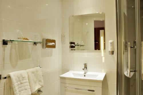 快捷假日切斯特赛马场酒店的一间浴室