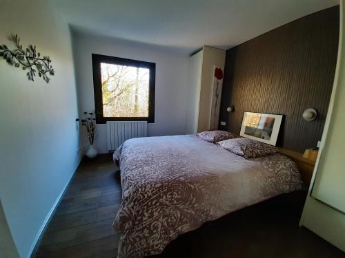 安锡德拉滨海度假屋的一间卧室设有一张大床和一个窗户。