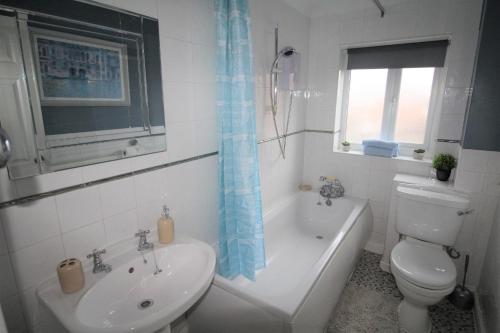 唐克斯特Doncaster - Hatfield - Large Private Garden & Parking - 2 Bedroom House - Very Quiet Cul De Sac Location的浴室配有卫生间、浴缸和水槽。