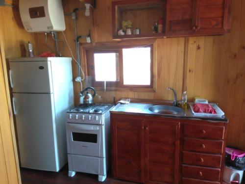 San LuisCabañas El Caribe - Martinica的厨房配有冰箱、炉灶和水槽