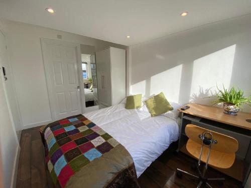 艾尔斯伯里Lovely Homes的一间卧室配有一张床和一张书桌