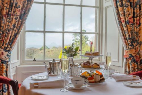 巴伦特雷格列纳普城堡酒店的一张桌子,上面放着一盘食物,还有一个窗口