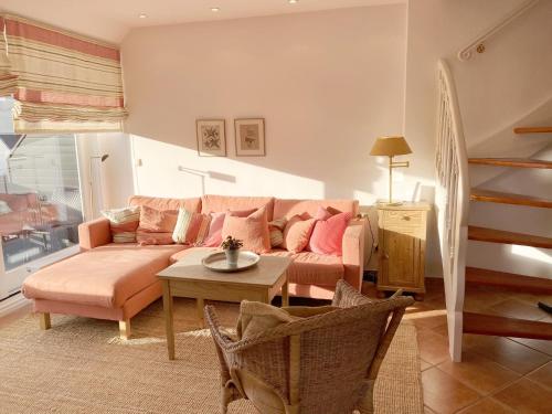 文尼斯塔特Nordseesonne I的客厅配有沙发和桌子