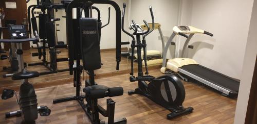 雅加达里沃利雅加达酒店 的一间房间,里面装有许多健身器材