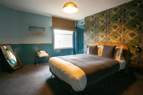 伦敦The Ship Rooms的一间卧室设有一张大床和一个窗户。