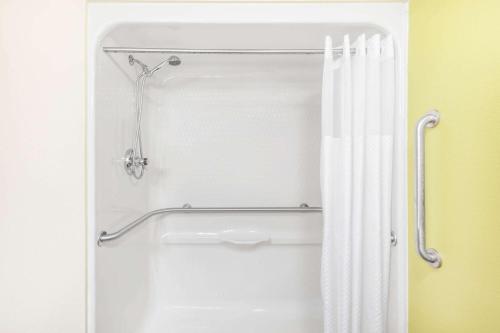 纽瓦克贝蒙特套房纽瓦克酒店的浴室内配有白色淋浴帘。