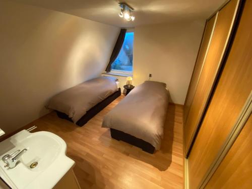 WarmondLake house 21 relax accommodation iR Sauna的浴室设有两张床和水槽