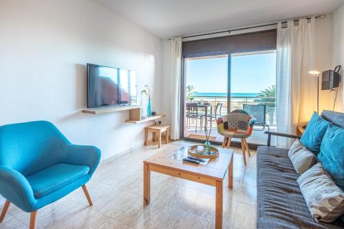 艾姆布里亚布拉瓦Apart-rent Apartment Mirablau Mar 0090的客厅配有沙发和桌子