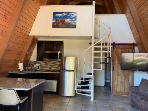 塞多纳红龙舌兰公寓的小屋内的厨房设有螺旋楼梯