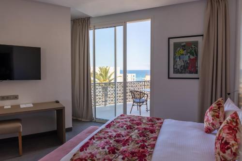 丹吉尔Mandarin Palace Hotel & Spa的酒店客房设有一张床,享有海景。