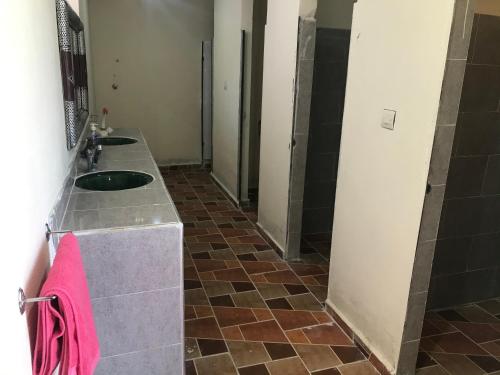 扎古拉卡里姆·哈拉酒店的一间带两个盥洗盆和淋浴的浴室
