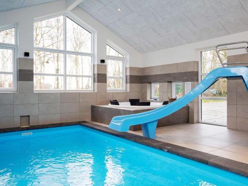 Strøby14 person holiday home in Str by的一座房子里带滑梯的室内游泳池