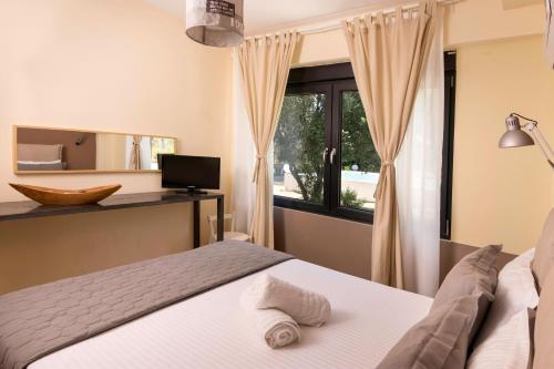 斯基亚索斯镇恩特诺斯生活旅馆的一间卧室设有一张床和一个窗口