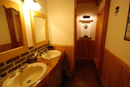 二世古伍迪诺特旅馆的浴室设有2个水槽和镜子
