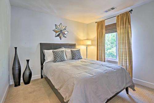 丹佛LoHi Apartment with Patio 1 Mi to Downtown Denver!的一间卧室设有一张大床和一个窗户。